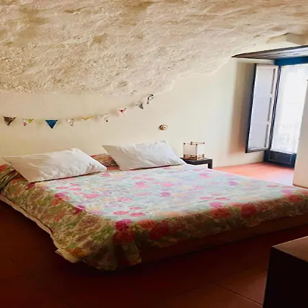 Traditional House For 4 People In Valveralla